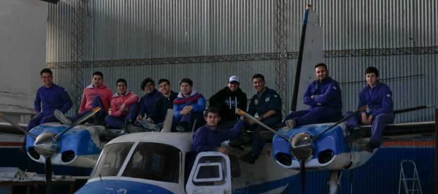 chicos-avion-900×400